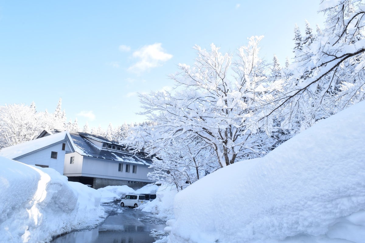雪深い新潟・津南醸造の蔵の外観