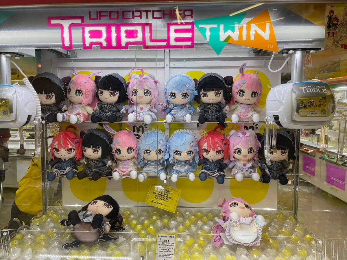ME TOKYO IKEBUKURO店内のクレーンゲームに並ぶオリジナルぬいぐるみ