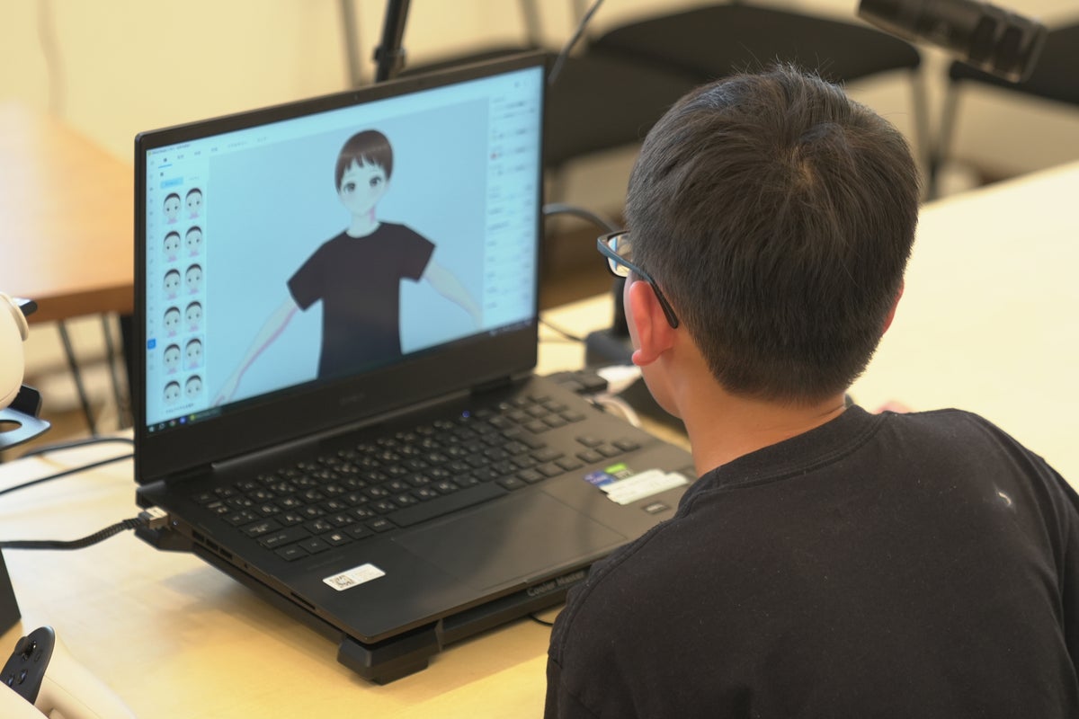 VRoid Studioで3Dアバターを制作する参加者（過去開催の様子）