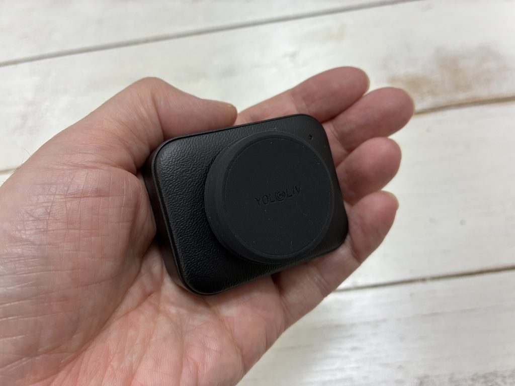 レンズキャップを付けたYoloCam S3を手のひらに載せたところ