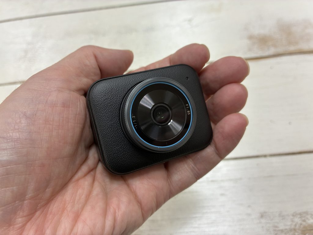 手のひらに載せたYoloCam S3の本体