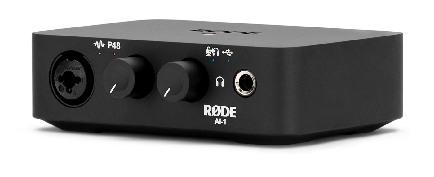 RØDE AI-1を斜め上から見た外観。金属筐体のコンパクトなオーディオインターフェース
