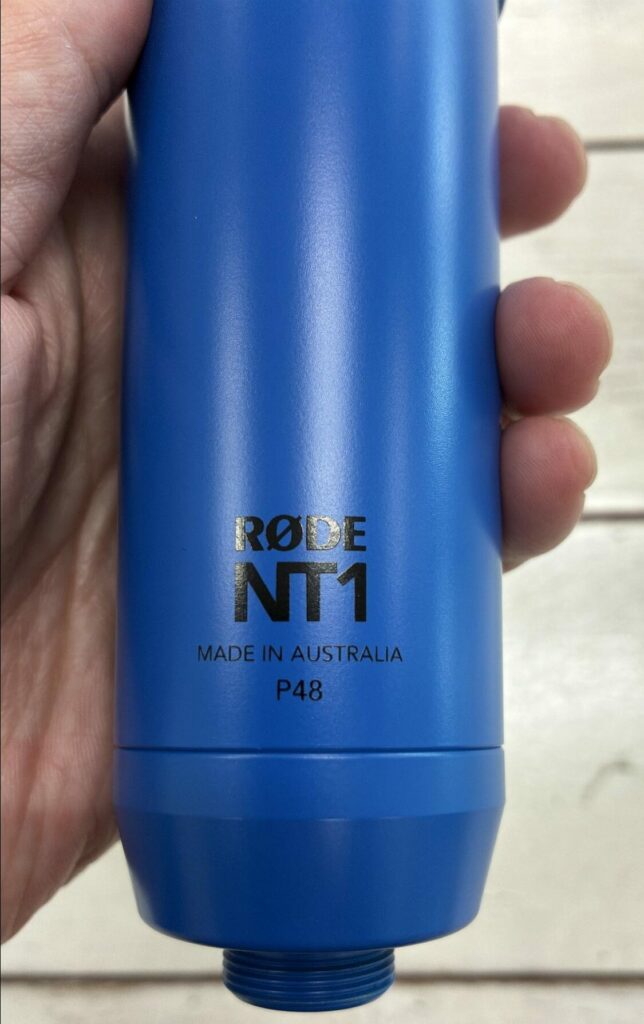 アルミ筐体のNT1シグネチャーシリーズ コバルト。NT1のロゴとMADE IN AUSTRALIA、P48の刻印