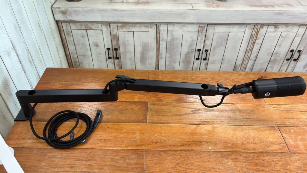 Wave Mic Arm LPのアーム下側にあるケーブルを通す穴