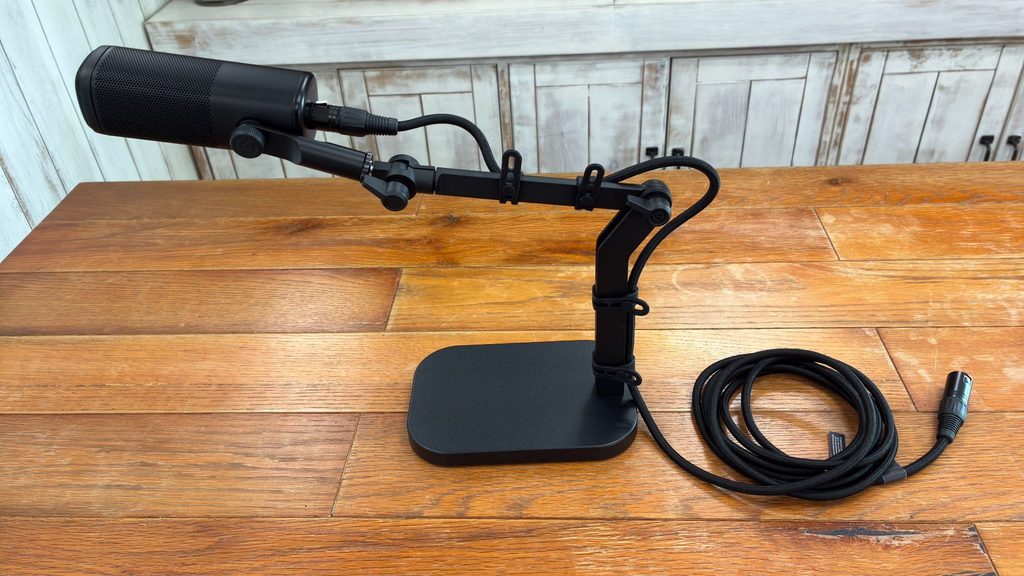 Wave Desk Standにマイクを取り付け、ケーブルをシリコンバンドで束ねた状態