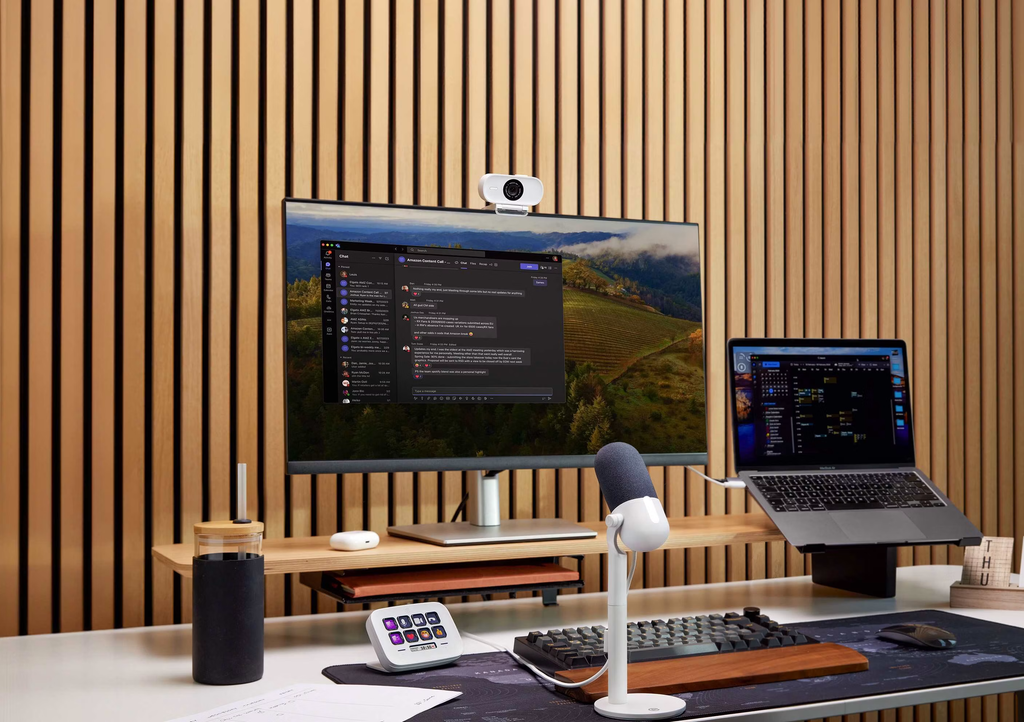 モニターの上に取り付けたFacecam Neo