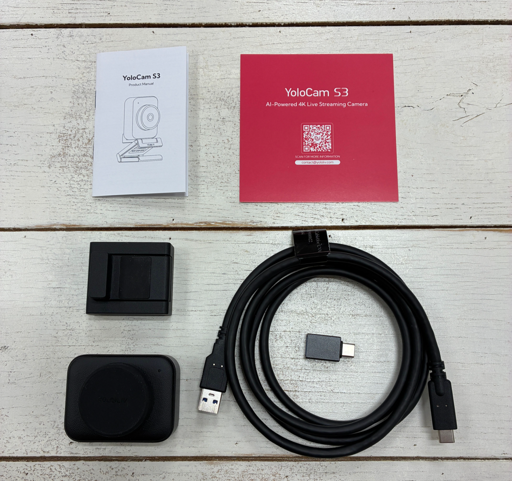 YoloCam S3の同梱物。本体・磁気マウント・USB-Cケーブル・USB-C - USB-A変換アダプター