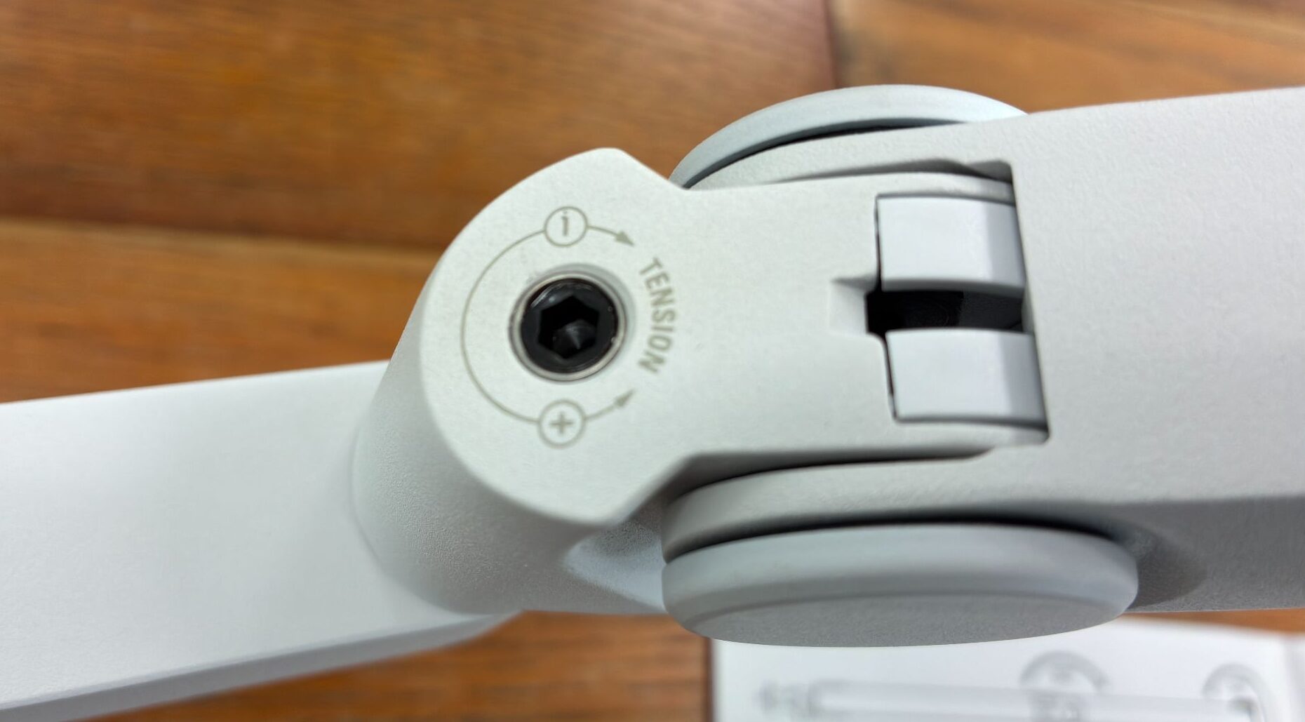 Wave Mic Arm Proの硬さ調整部と付属の六角レンチ