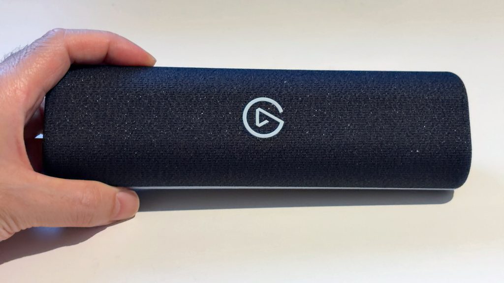 Elgato Wave Goの専用キャリングケースを手に持った様子